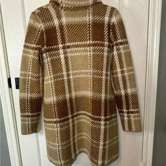 Absolutely Famous - Picture 11 of 16